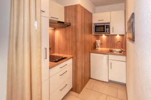 Kühlschrank, Mikrowelle, Wasserkocher mit Kaffee-/Teezubehör