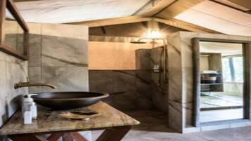 Tienda de campaña de lujo | Baño | Regadera, amenidades de baño gratuitas, toallas