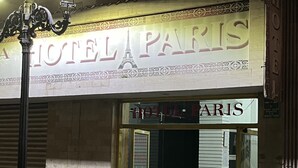 A hotel named "HOTEL PARIS" with a sign featuring the Eiffel Tower. The entrance has glass doors and a tiled floor. - Hotel Paris (San Juan de los Lagos)