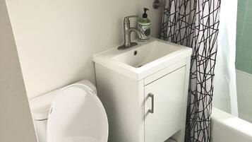 Combined shower/bathtub, hair dryer, towels, soap