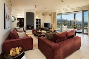 Smart TV, fireplace, stereo