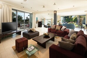 Smart-TV, Kamin, Stereoanlage