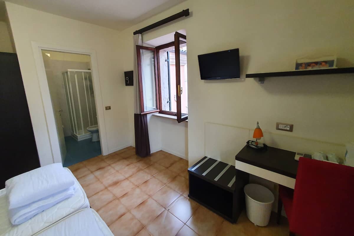 Doppia Classic uso singolo, 1 letto a una piazza e mezza | Una cassaforte in camera, una scrivania, lenzuola