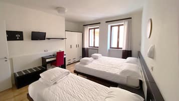 Coffres-forts dans les chambres, bureau, draps fournis