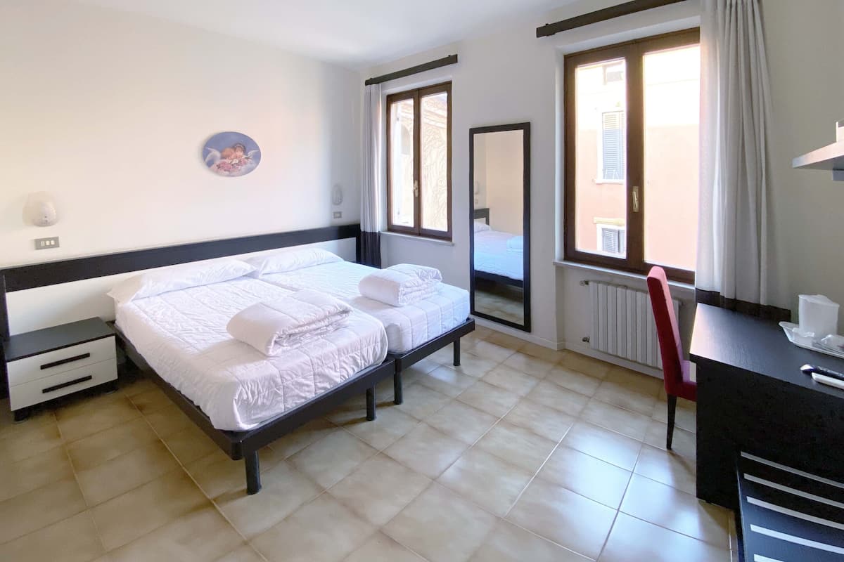 Camera Classic con letto matrimoniale o 2 letti singoli | Una cassaforte in camera, una scrivania, lenzuola