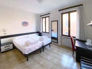 Classic-værelse med dobbeltseng eller 2 enkeltsenge | Pengeskab på værelset, skrivebord, sengetøj