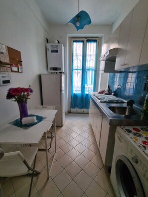 Kühlschrank, Mikrowelle, Geschirrspüler, Kochgeschirr/Geschirr/Besteck