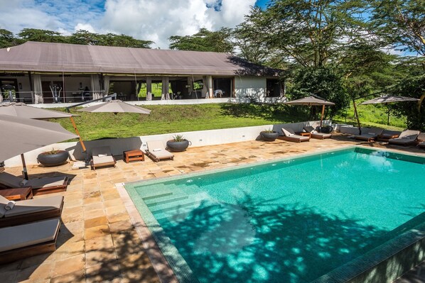 Una piscina al aire libre