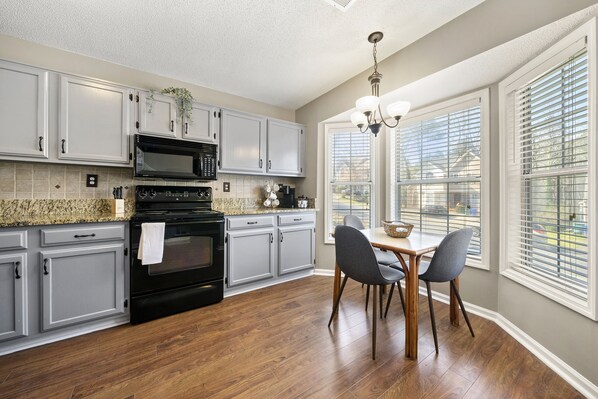 Fridge, microwave, oven, stovetop - Relaxing BoHo Retreat near Truist Park (Smyrna)