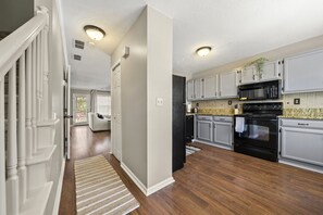 Fridge, microwave, oven, stovetop - Relaxing BoHo Retreat near Truist Park (Smyrna)