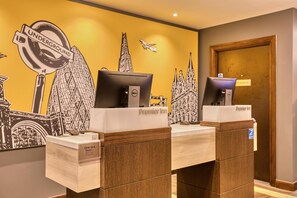 Reception - Premier Inn London Docklands - Canning Town (London)