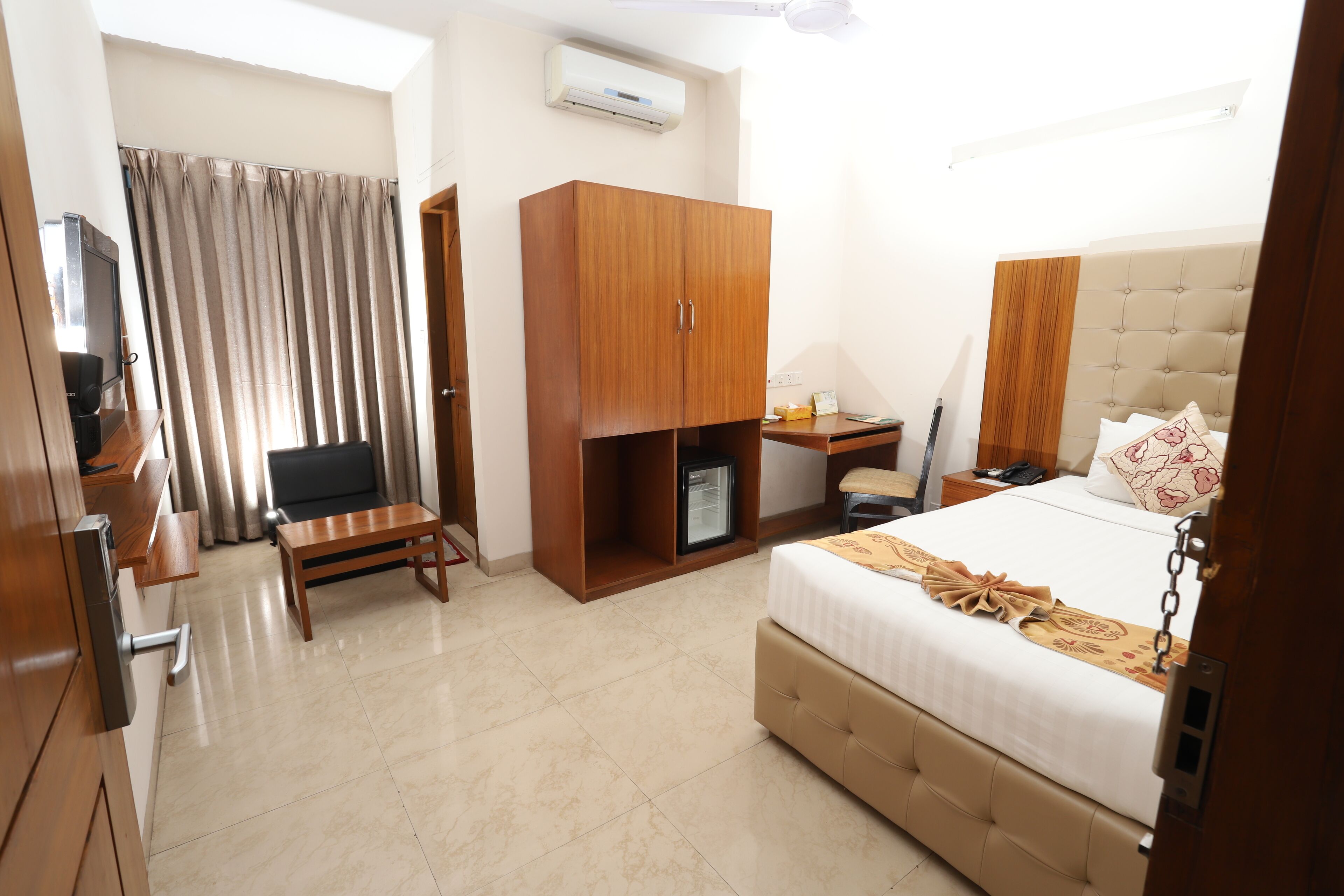 Minibar, decoración personalizada, muebles diferentes y escritorio 