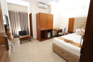 Habitación individual Deluxe | Minibar, decoración individual, mobiliario individual y escritorio