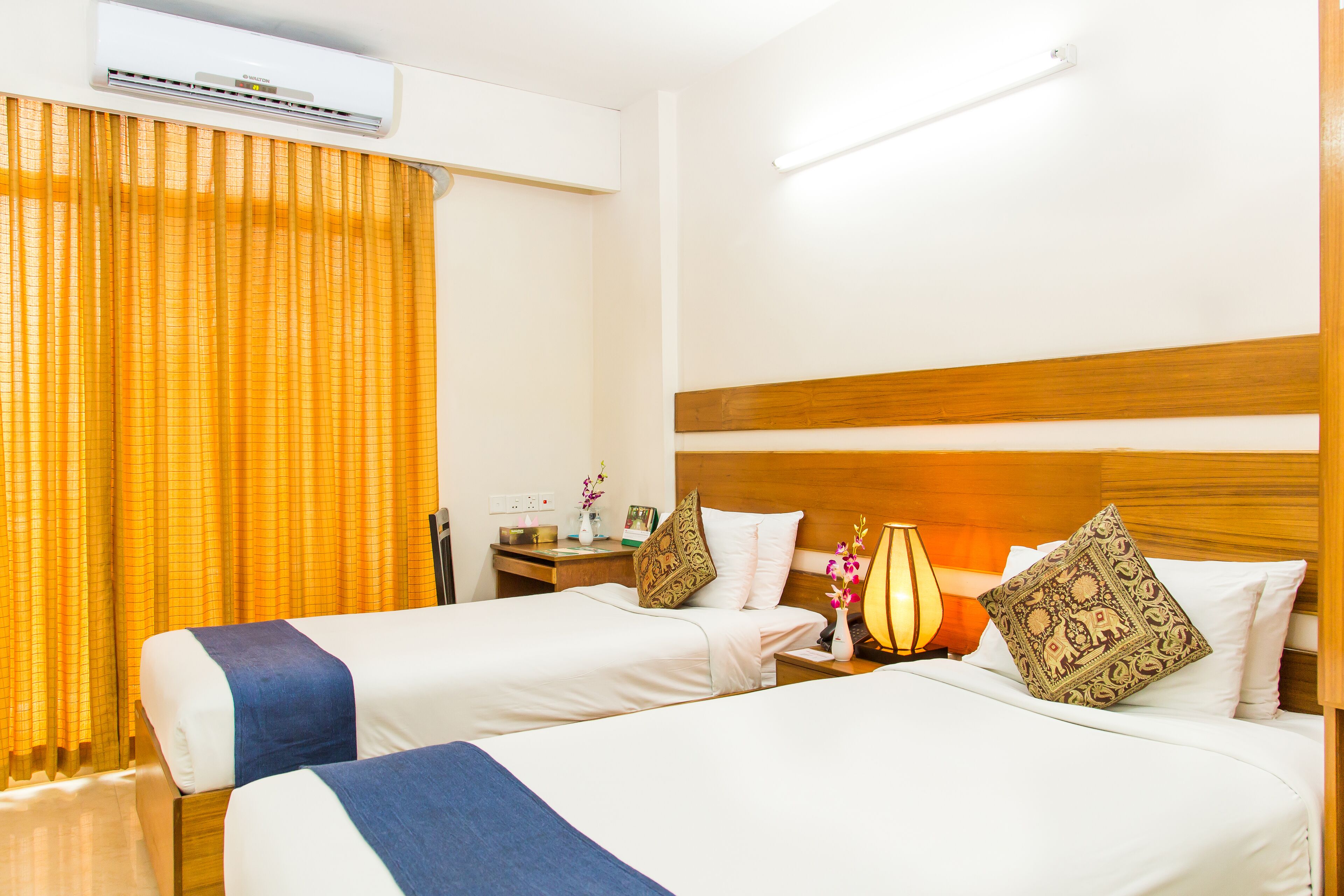 Habitación exclusiva con 2 camas individuales | Minibar, decoración personalizada, muebles diferentes y escritorio 