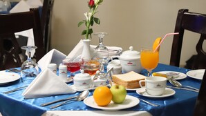 بوفيه فطور مجانًا يوميًا