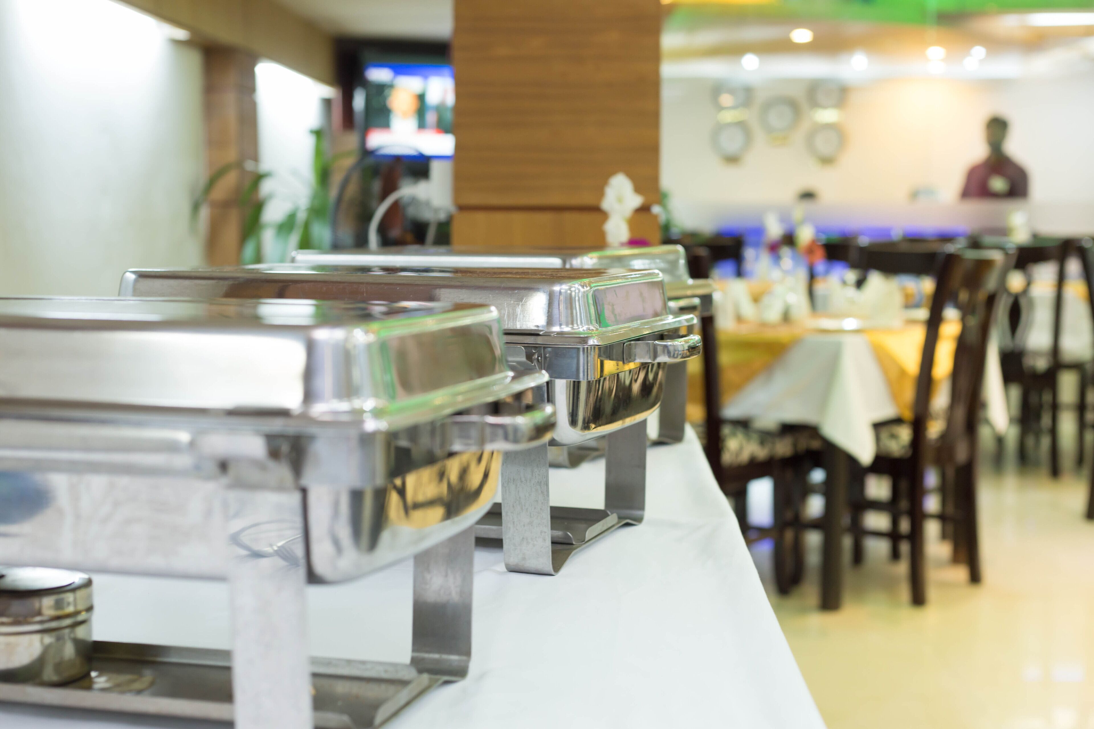 Servicio de comidas tipo buffet con varias estaciones de servicio.