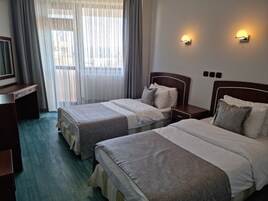 Standard-Zweibettzimmer | Minibar, Schreibtisch, laptopgeeigneter Arbeitsplatz, kostenloses WLAN