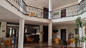 Lobby sitting area - Flora Hotel (Gallipoli)