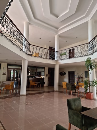 Sala de estar en el lobby. Flora Hotel