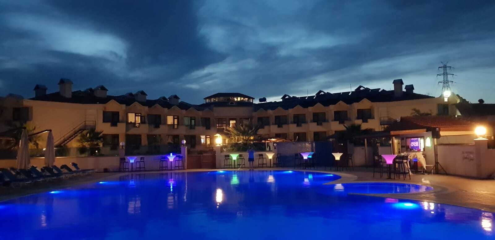 Seasonal outdoor pool, free cabanas, pool umbrellas