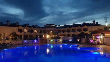 Seasonal outdoor pool, free cabanas, pool umbrellas
