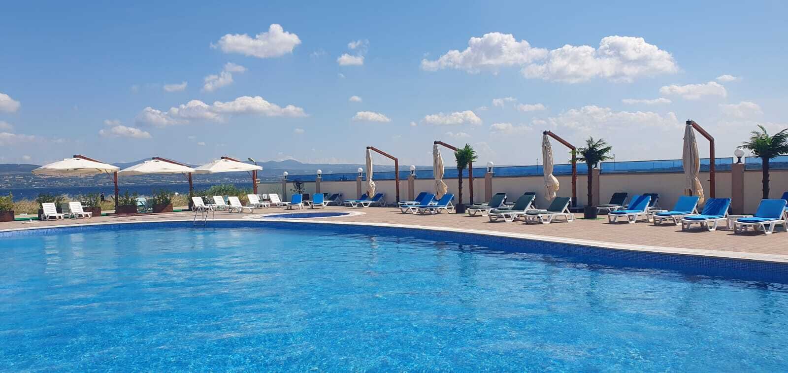 Hồ bơi ngoài trời phục vụ theo mùa 