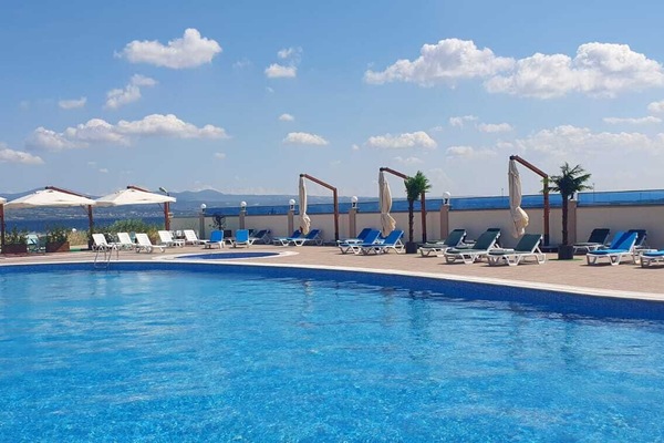 Seasonal outdoor pool, free cabanas, pool umbrellas