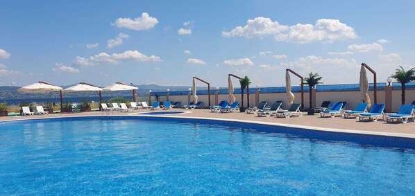 Piscine extérieure (ouverte en saison)