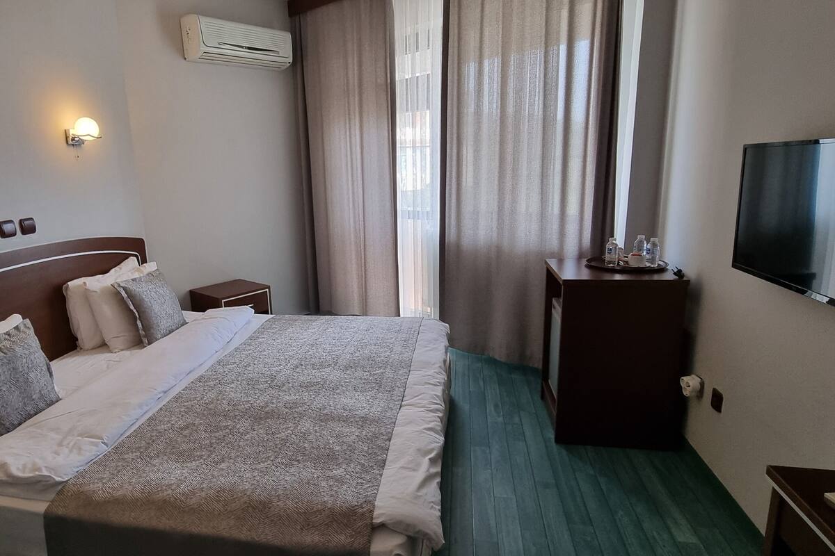 Family Room | Minibar, desk, laptop workspace, soundproofing