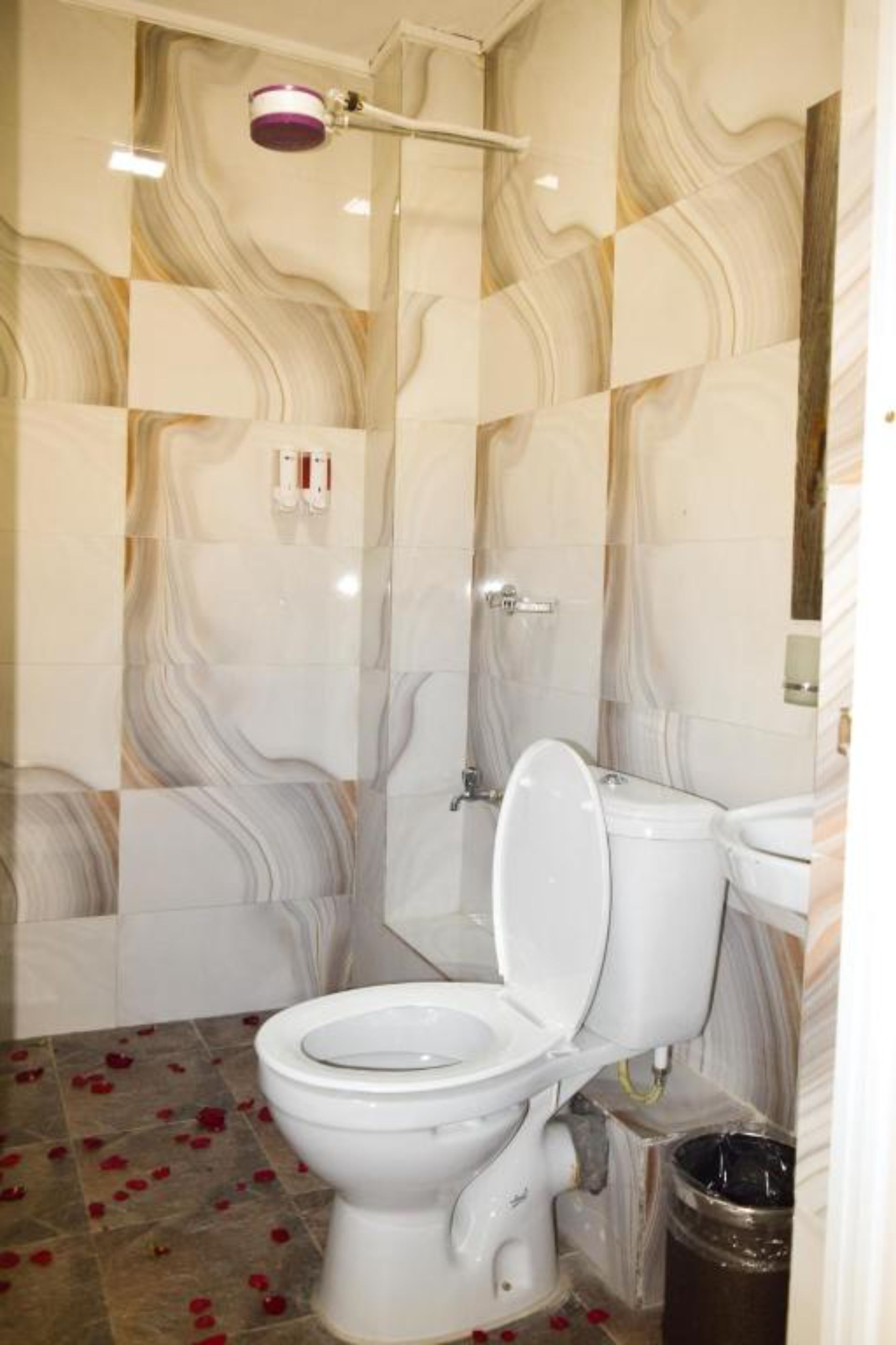 Single Room | Bathroom | Combined shower/bathtub, towels, soap, shampoo