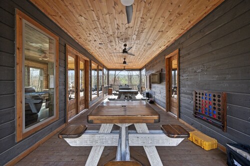 CASTLE BLACK-SECLUDED ULTRA HIGH LUXE CABIN ON THE CREEK| 8 BEDROOMS