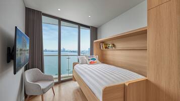 Free minibar items, in-room safe, laptop workspace, blackout curtains