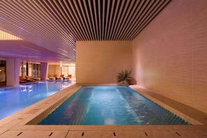 2 piscinas techadas, abierta desde las 06:00 hasta las 21:00, sombrillas