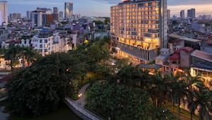 Un hotel moderno de forma rectangular, con varios pisos y una entrada destacada.