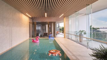 2 hồ bơi trong nhà, mở cửa từ 6:00 đến 21:00, dù/ô trên bãi biển/hồ bơi