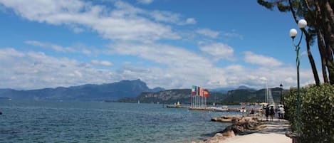 Una spiaggia nelle vicinanze