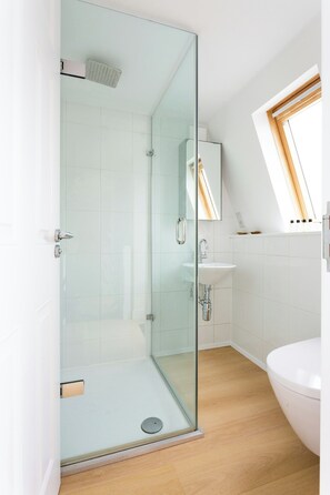 Apartment (2 Bedrooms) | Bathroom | Separate tub and shower, hair dryer, towels