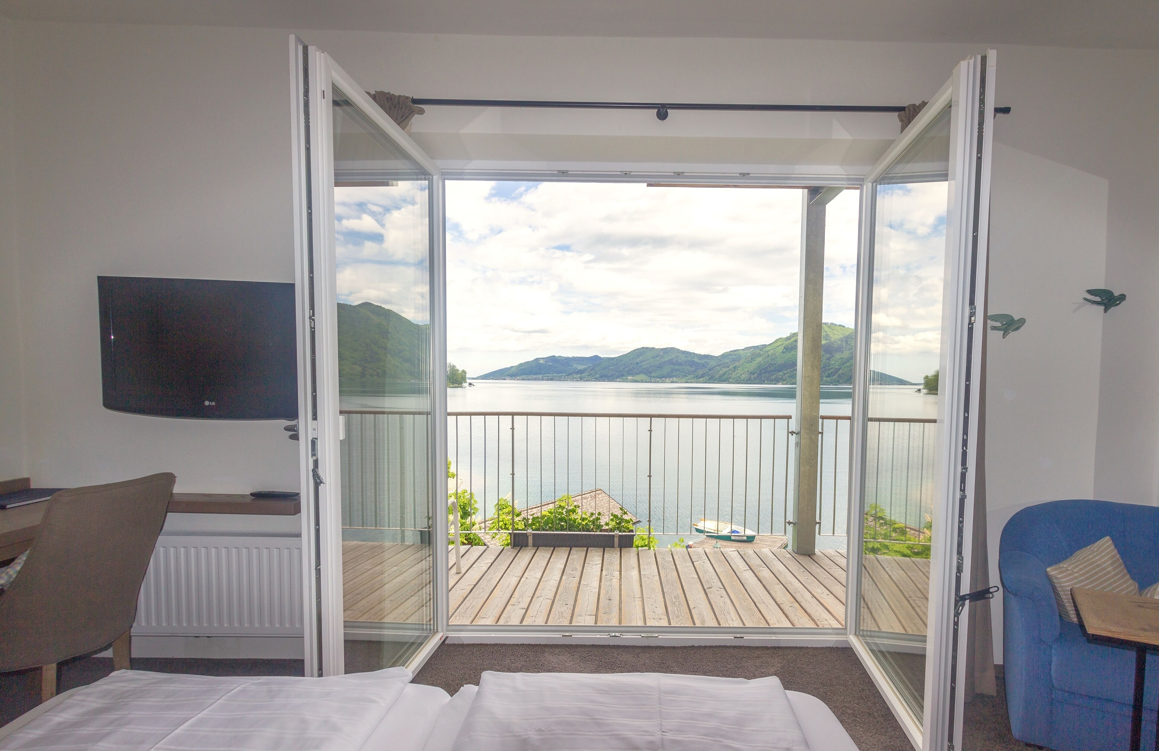 Chambre Double Économique, 1 très grand lit, vue lac, en bord de lac | Coin séjour