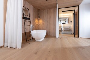 Panorama suite | Hypoallergeen beddengoed, een kluis op de kamer, een bureau