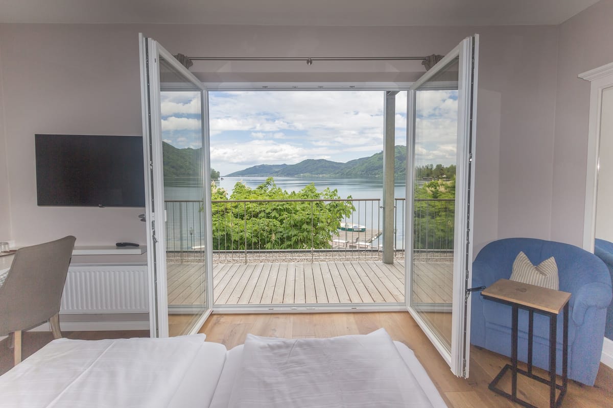 economy double room, 1 king bed, lake view, lakeside | living area | 33-inch smart tv with satellite channels, tv, netflix
