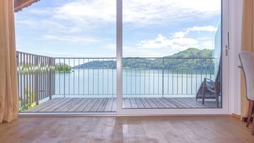Family Room, 2 Bedrooms, Lake View, Lakeside | Living area