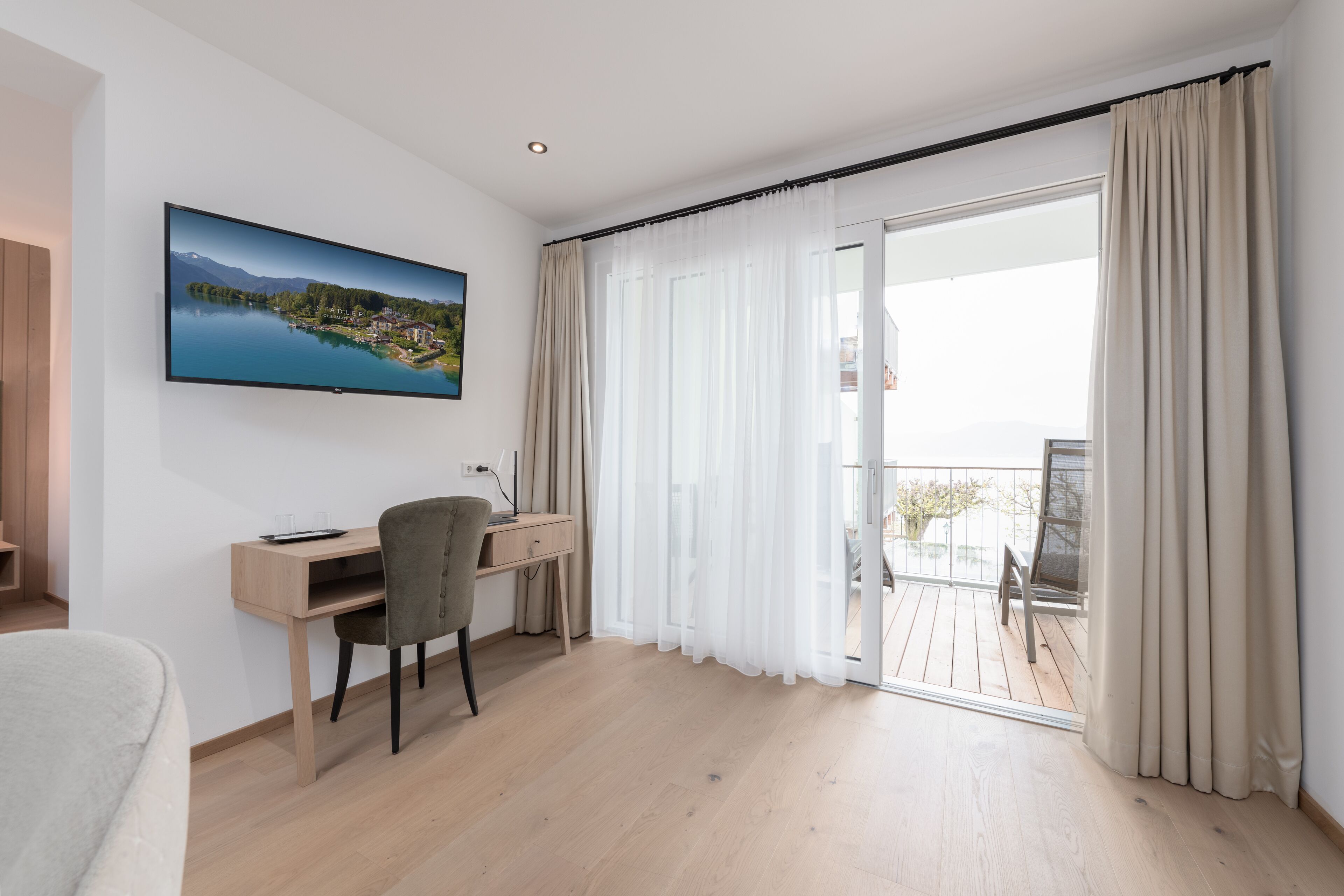 junior studio suite, 1 king bed, lake view, lakeside | 1 bedroom, hypo-allergenic bedding, in-room safe, desk