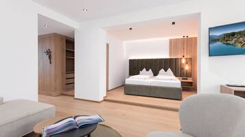 Junior Studio Suite, 1 King Bed, Lake View, Lakeside | Hypo-allergenic bedding, in-room safe, desk, laptop workspace