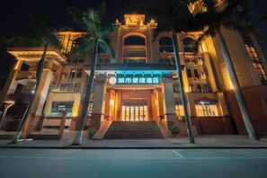 A hotel entrance with a grand facade, multiple floors, and a prominent staircase leading to the entrance. - City Comfort Inn Hotel (Zhongshan Banfu) (Zhongshan)