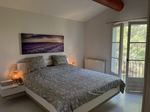 6 habitaciones, escritorio, tabla de planchar con plancha y wifi gratis 