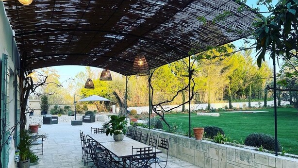 An outdoor patio with a table and chairs, surrounded by a pergola. - Mas Arietis  (Saint-Rémy-de-Provence)