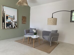 TV connectée, cheminée, chaîne hi-fi