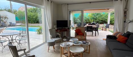 TV, fireplace, video games, DVD player