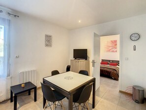 Dining - Cozy F2 in Lamalou-les-Bains, 150m from Thermal Baths, Pet Friendly, Free Parking, WiFi (Lamalou-les-Bains)