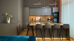 Apartemen Grand, 2 kamar tidur | Dapur pribadi | Kompor, peralatan masak/sendok-piring, dan lemari pembeku